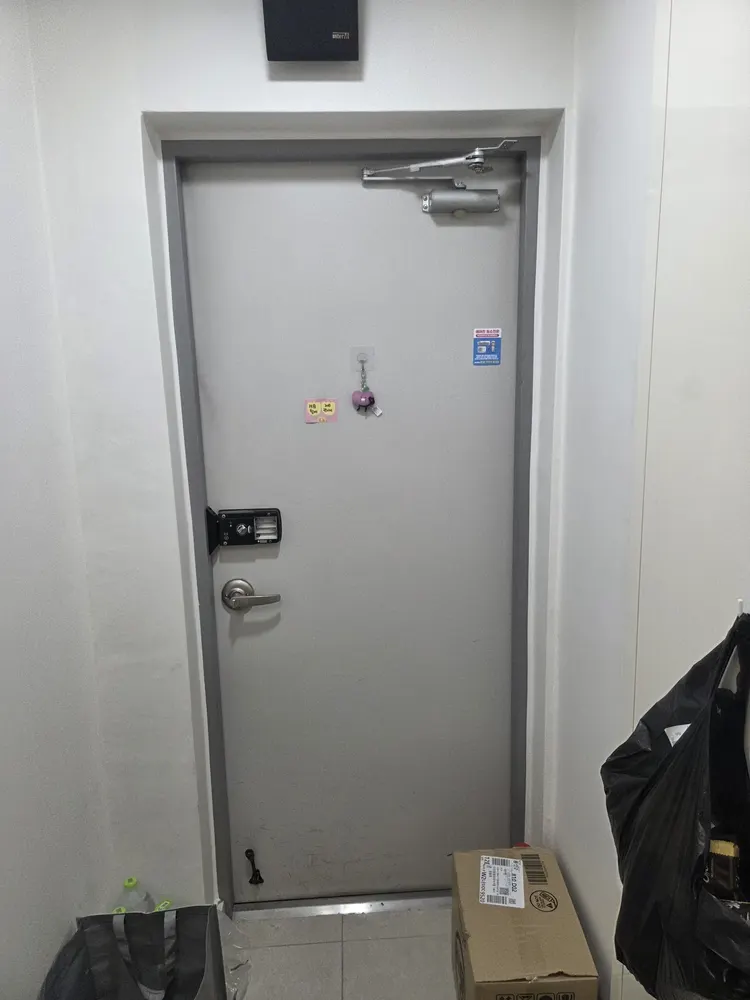 현관방화문이 부드럽게 닫히는지 여러 번 확인하는 방문 진단 현장