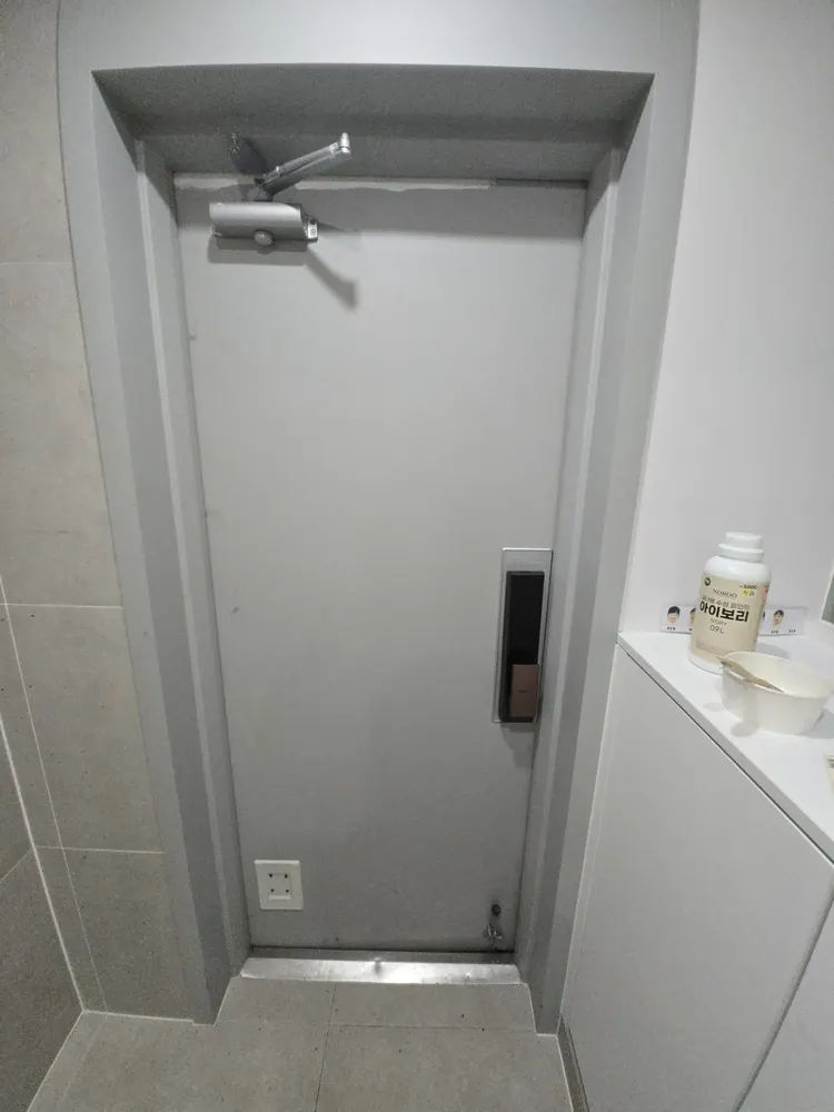 현관문 힌지 상태를 확인하며 교체 필요 여부를 판단하는 방문 진단