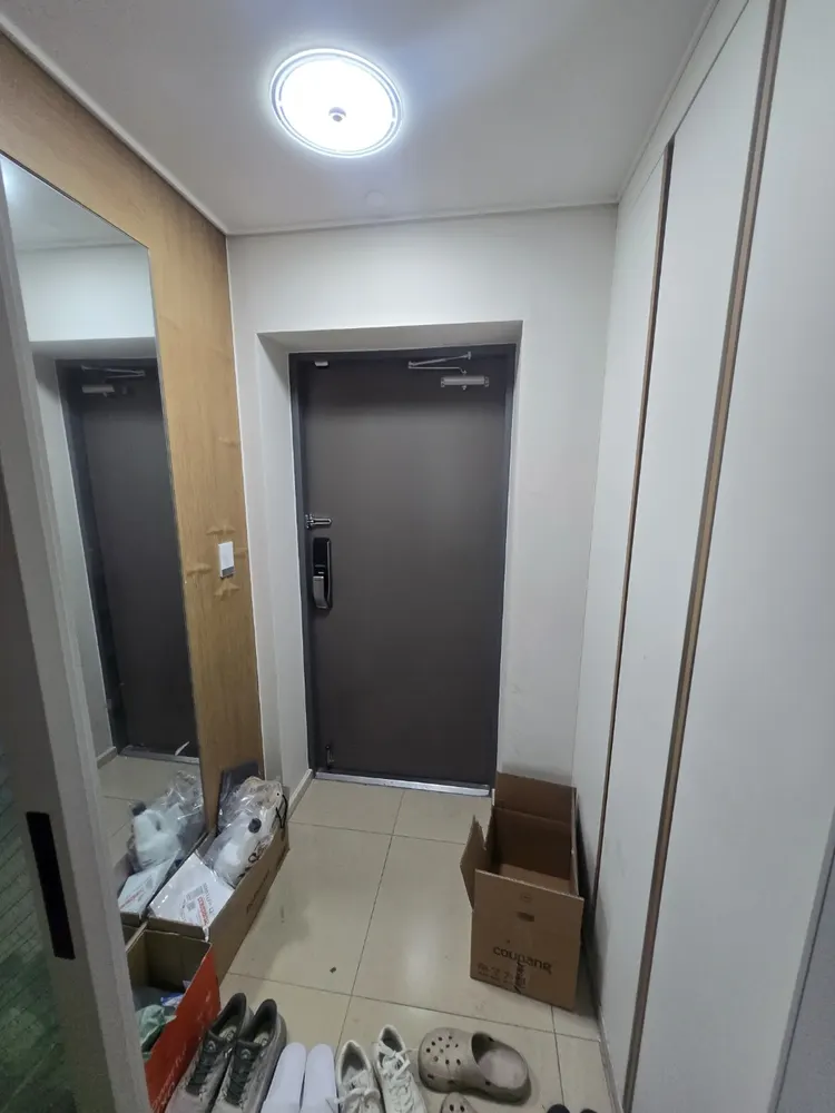 자가진단 이후 방문해 힌지 상태를 정밀 점검하는 모습