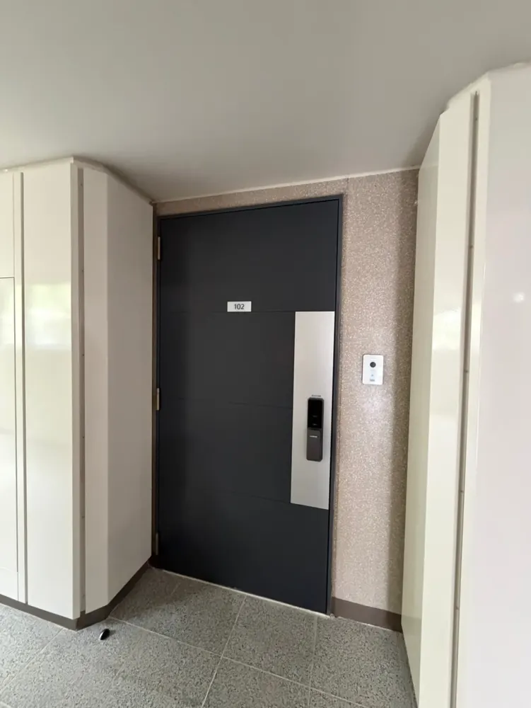 방화문 힌지 마모 부품을 교체하는 작업 장면